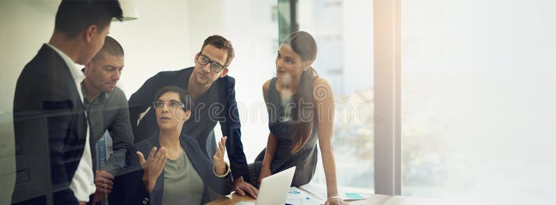 Riunione di gruppo e gruppo con notebook office e gestione degli account per banner e discussioni aziendali immagini stock libere da diritti