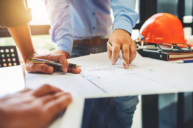 Riunione di lavoro di squadra di ingegneria di architettura nel luogo di lavoro per progettare d fotografie stock Riunione di lavoro di squadra di ingegneria di architettura nel luogo di lavoro per progettare d fotografie stock
