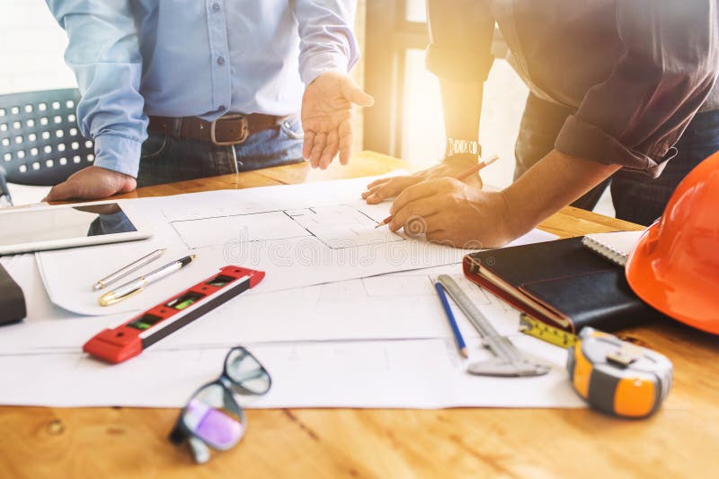 Riunione di lavoro di squadra di ingegneria di architettura nel luogo di lavoro per progettare d immagini stock Riunione di lavoro di squadra di ingegneria di architettura nel luogo di lavoro per progettare d immagini stock