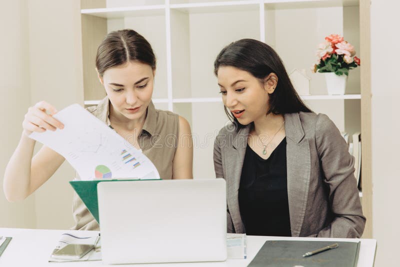 Riunione dilavoro del lavoratore del gruppo della donna di affari insieme fotografie stock Riunione dilavoro del lavoratore del gruppo della donna di affari insieme fotografie stock