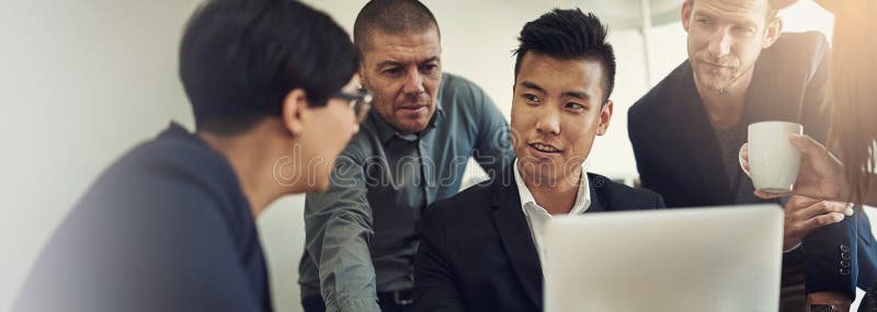 Riunione e gruppo di discussione con notebook office e gestione degli account per banner e team aziendali immagine stock