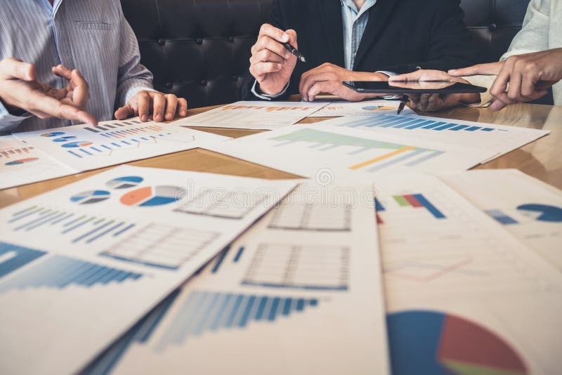 Riunione e saluto, colleghi del gruppo di affari che discutono workin immagini stock libere da diritti Riunione e saluto, colleghi del gruppo di affari che discutono workin immagini stock libere da diritti