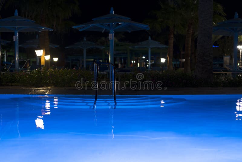 Riunisca l'illuminazione nel cortile alla notte per lo stile di vita della famiglia e l'area vivente Progettazione di lusso con b immagine stock Riunisca l'illuminazione nel cortile alla notte per lo stile di vita della famiglia e l'area vivente Progettazione di lusso con b immagine stock