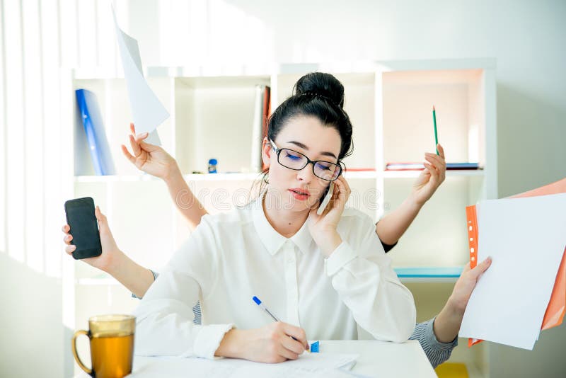 Riuscita elaborazione multitask della donna di affari immagini stock Riuscita elaborazione multitask della donna di affari immagini stock