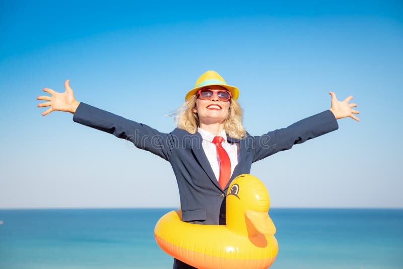 Riuscita giovane donna di affari su una spiaggia immagini stock libere da diritti Riuscita giovane donna di affari su una spiaggia immagini stock libere da diritti