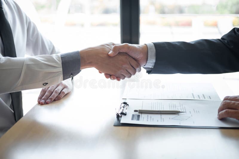 Riuscita intervista di lavoro, datore di lavoro del capo in vestito e nuovo impiegato che stringe le mani dopo il negoziato e l'i immagini stock Riuscita intervista di lavoro, datore di lavoro del capo in vestito e nuovo impiegato che stringe le mani dopo il negoziato e l'i immagini stock