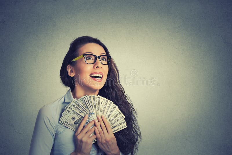 Riuscite banconote in dollari felici dei soldi della tenuta della donna di affari immagine stock libera da diritti Riuscite banconote in dollari felici dei soldi della tenuta della donna di affari immagine stock libera da diritti