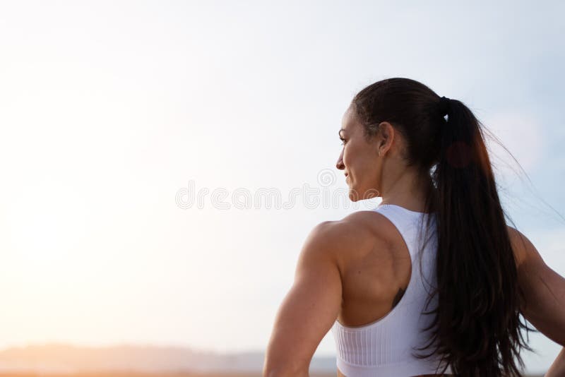 Riuscito forte atleta femminile di forma fisica immagini stock libere da diritti Riuscito forte atleta femminile di forma fisica immagini stock libere da diritti