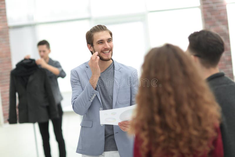 Riuscito gruppo dei progettisti che lavorano nell'ufficio fotografia stock Riuscito gruppo dei progettisti che lavorano nell'ufficio fotografia stock