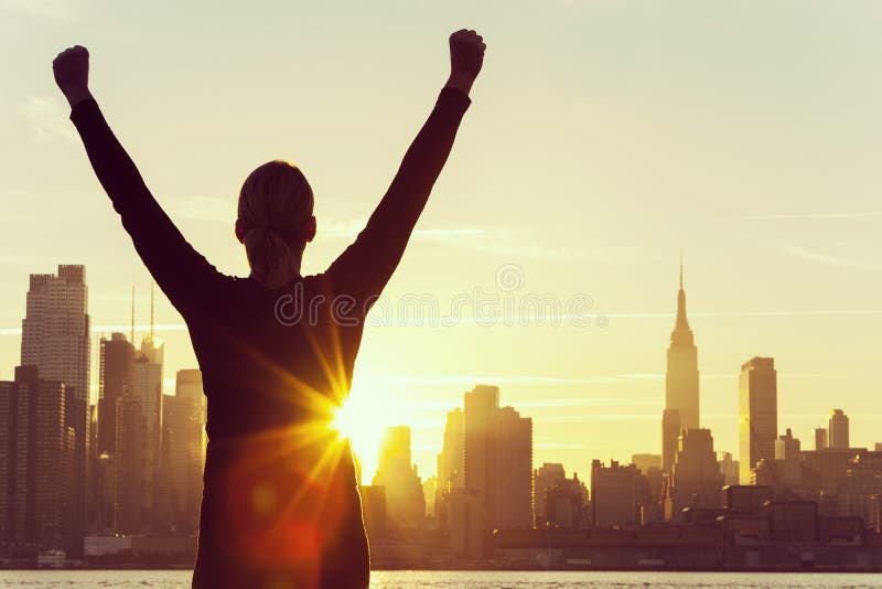 Riuscito orizzonte di New York di alba della donna fotografia stock libera da diritti Riuscito orizzonte di New York di alba della donna fotografia stock libera da diritti