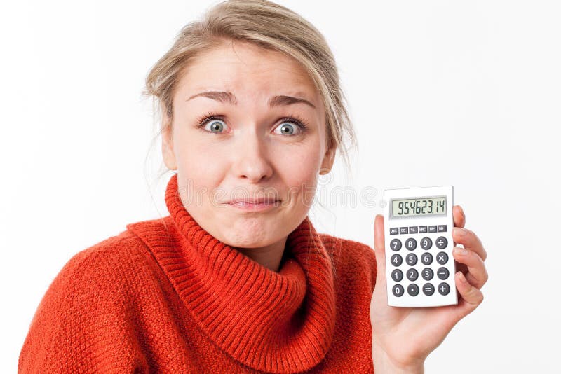 Riuscito risparmio per la giovane donna bionda divertente con il calcolatore fotografia stock libera da diritti Riuscito risparmio per la giovane donna bionda divertente con il calcolatore fotografia stock libera da diritti