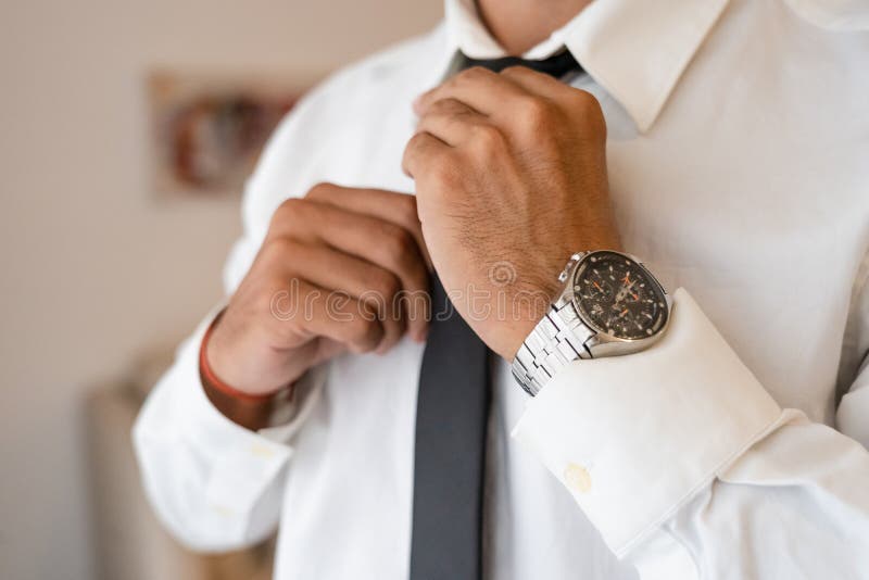 Riuscito uomo con la cravatta bianca dei legami della camicia immagini stock Riuscito uomo con la cravatta bianca dei legami della camicia immagini stock