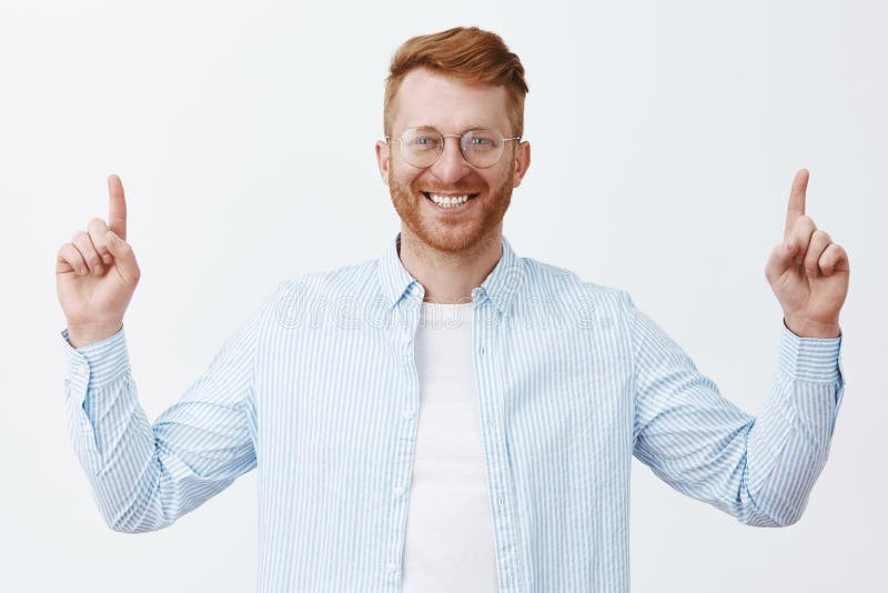 Riuscito uomo d'affari pronto a raggiungere cima di successo Ritratto dell'uomo piacevole e spensierato incantante della testaros immagine stock libera da diritti Riuscito uomo d'affari pronto a raggiungere cima di successo Ritratto dell'uomo piacevole e spensierato incantante della testaros immagine stock libera da diritti