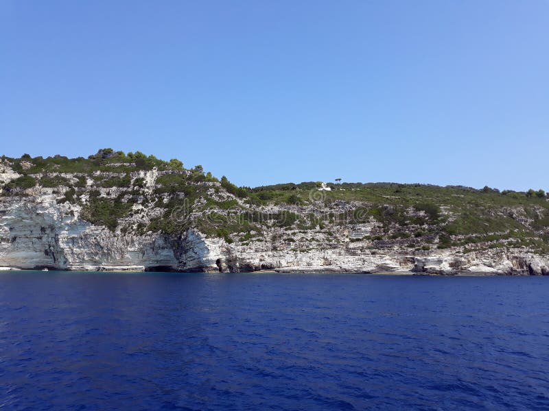 Riva blu di bianco e del mare fotografia stock libera da diritti Riva blu di bianco e del mare fotografia stock libera da diritti