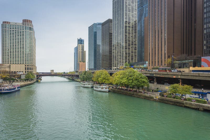 Riva del fiume del centro del Chicago immagini stock Riva del fiume del centro del Chicago immagini stock