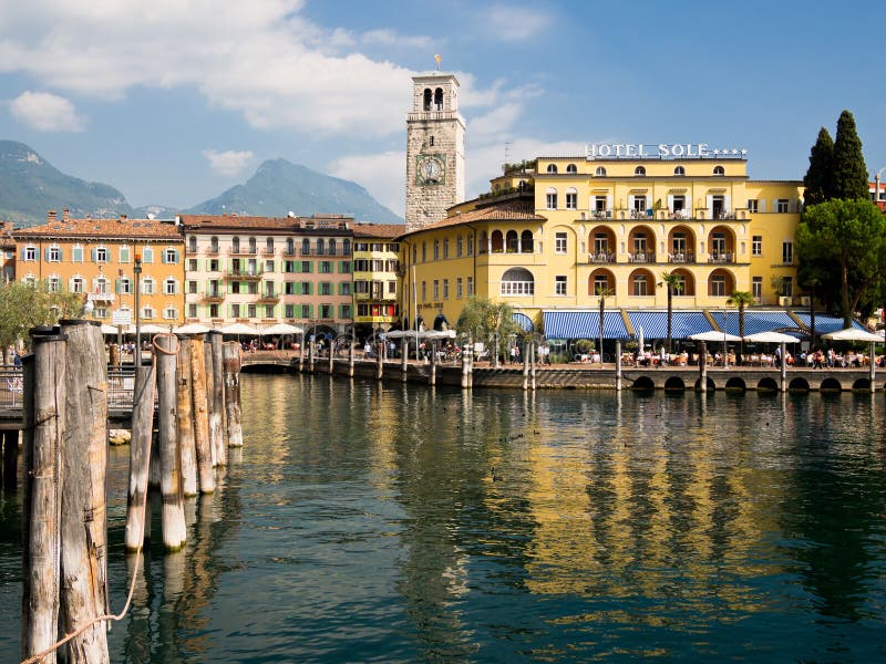 Riva del Garda Lakeside θέρετρο Ιταλία διακοπών στοκ εικόνες με δικαίωμα ελεύθερης χρήσης