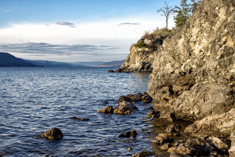 Riva di Rocky Okanagan Lake fotografia stock Riva di Rocky Okanagan Lake fotografia stock
