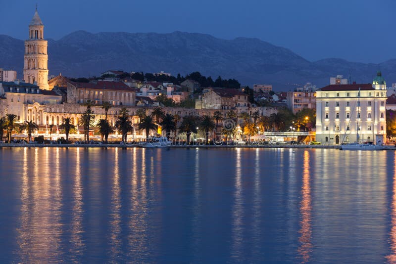 Riva promenad på natten split croatia arkivbilder Riva promenad på natten split croatia arkivbilder