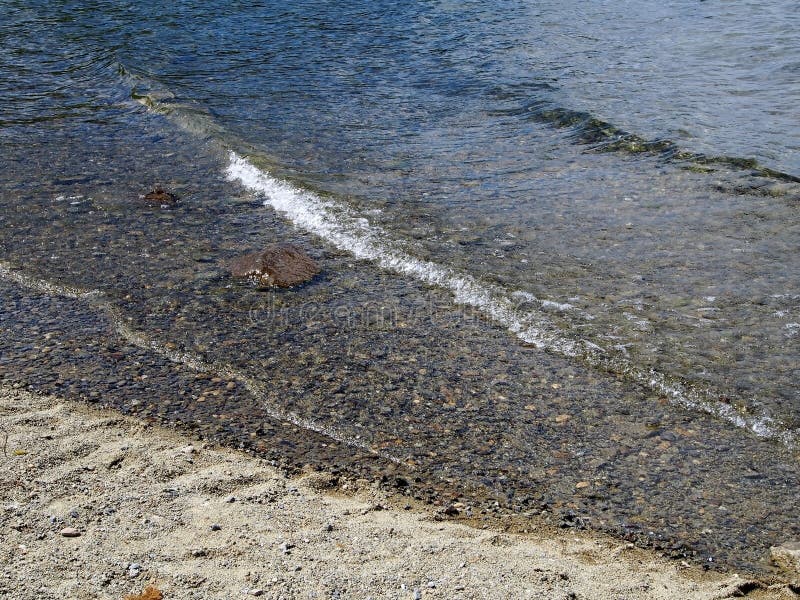 Riva rocciosa del lago con chiara, acqua soleggiata, Urals del sud immagini stock Riva rocciosa del lago con chiara, acqua soleggiata, Urals del sud immagini stock