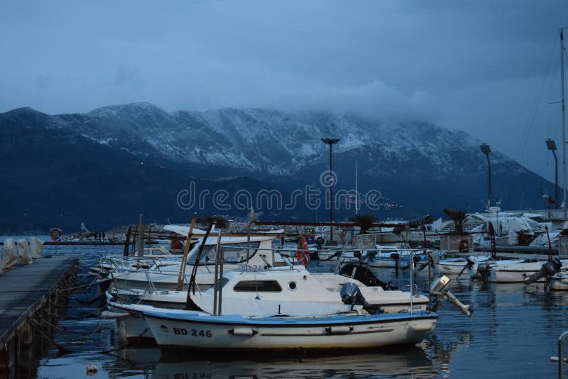 Rivage adriatique : Les eaux calmes, montagnes neigeuses ! photo stock Rivage adriatique : Les eaux calmes, montagnes neigeuses ! photo stock