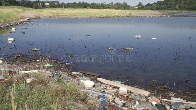 Rivage pollué : une représentation frappante de la négligence environnementale et de la pollution plastique banque de vidéos