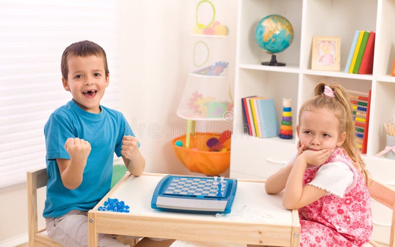 Rivalité d'enfance parmi des enfants de mêmes parents image stock Rivalité d'enfance parmi des enfants de mêmes parents image stock