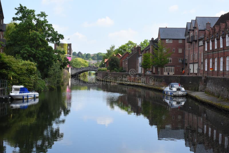 Rive près de pont de Fye, rivière Wensum, Norwich, Angleterre image stock Rive près de pont de Fye, rivière Wensum, Norwich, Angleterre image stock