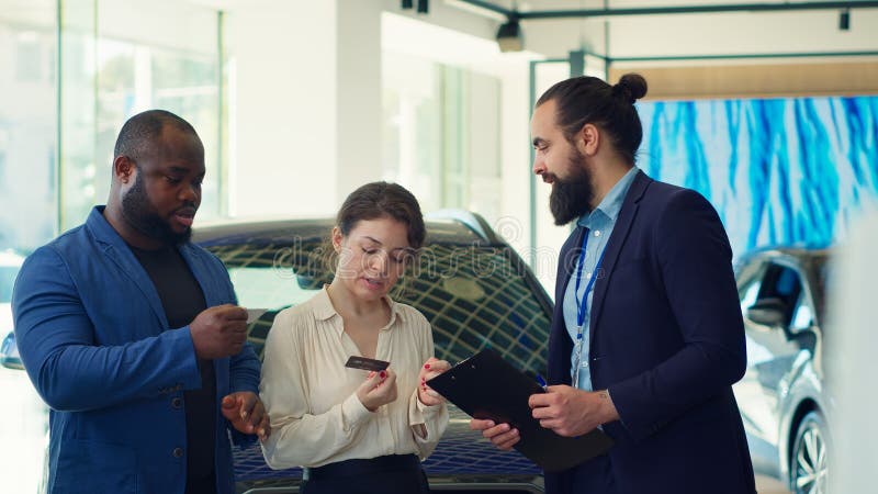 Rivenditore di autoveicoli che offre biglietti da visita ai clienti fotografia stock