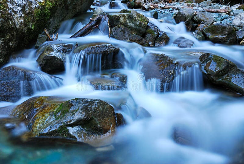 Un fiume di montagna che scorre approfondita pietre, Cadore, nelle Dolomiti.