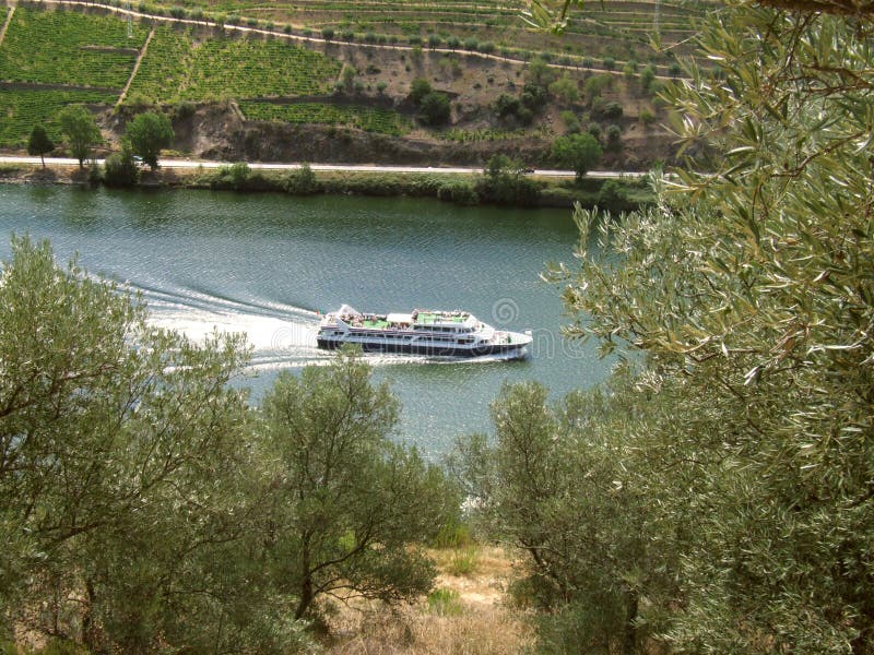 River cruise through vineyards