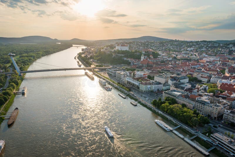 Řeka Dunaj v centru Bratislavy při západu slunce, Slovensko