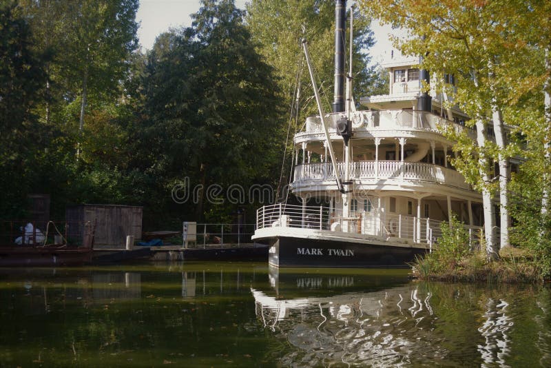 Riverboat branco Disneylândia Paris imagens de stock royalty free Riverboat branco Disneylândia Paris imagens de stock royalty free