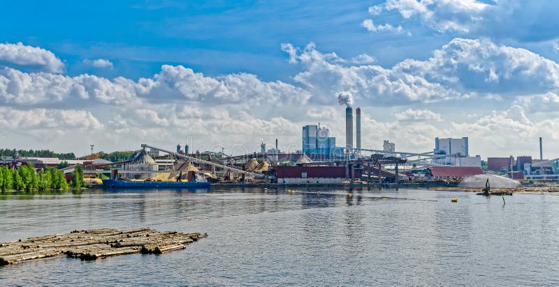 Riverfront papermill στοκ εικόνα με δικαίωμα ελεύθερης χρήσης Riverfront papermill στοκ εικόνα με δικαίωμα ελεύθερης χρήσης