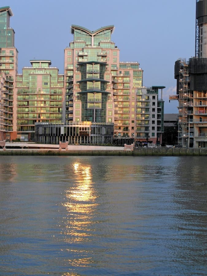 Budovy v břeh řeky v londýn během krásný západ slunce.