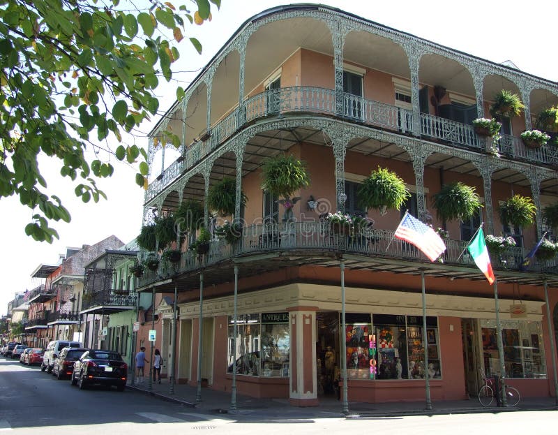 Rivesta di ferro i balconi del pizzo sull'angolo di reale e della st Philip Street - il quartiere francese, New Orleans