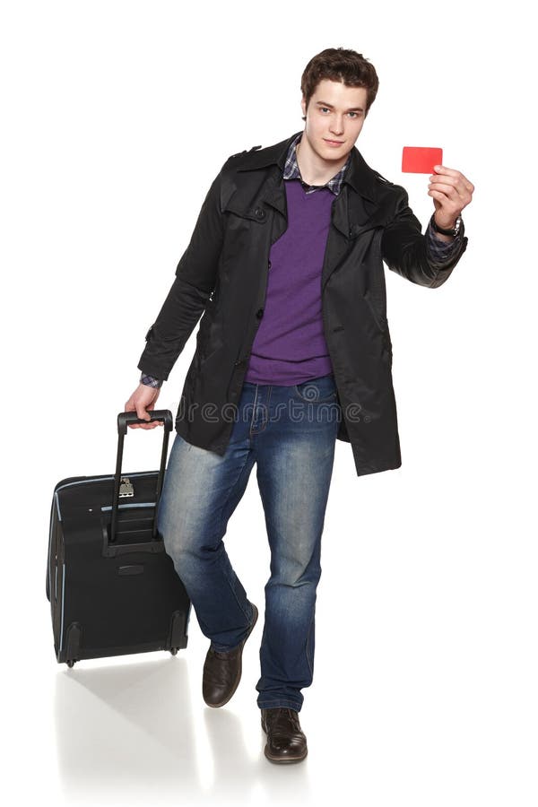Rivestimento d'uso turistico maschio di camminata di autunno che mostra la carta di credito vuota fotografia stock Rivestimento d'uso turistico maschio di camminata di autunno che mostra la carta di credito vuota fotografia stock