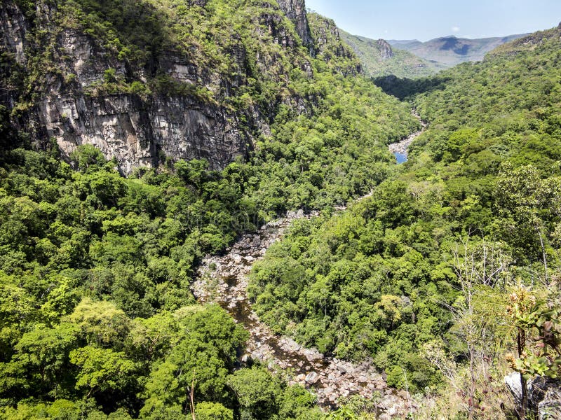 Rivier in Chapada-het Nationale Park van Dos Veadeiros stock foto's Rivier in Chapada-het Nationale Park van Dos Veadeiros stock foto's
