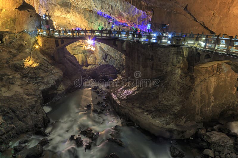 Rivier en hol in het toneelgebied van Jiuxiang in Yunnan in China Het de holengebied van Theejiuxiang is dichtbij het Steenbos va royalty-vrije stock fotografie Rivier en hol in het toneelgebied van Jiuxiang in Yunnan in China Het de holengebied van Theejiuxiang is dichtbij het Steenbos va royalty-vrije stock fotografie