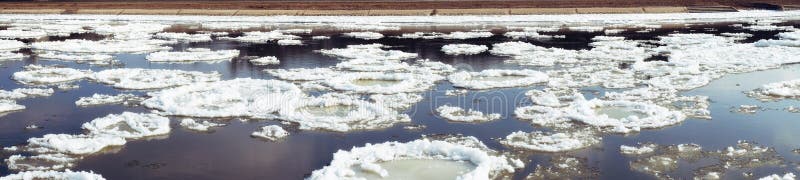 Rivier en ijspanorama stock foto Rivier en ijspanorama stock foto