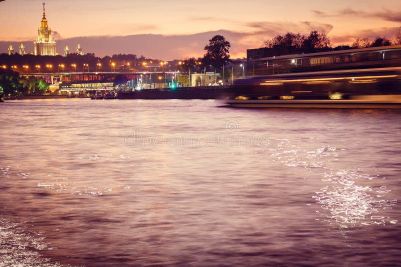 Rivier met een weerspiegeling van de lichten van de nachtstad royalty-vrije stock fotografie Rivier met een weerspiegeling van de lichten van de nachtstad royalty-vrije stock fotografie