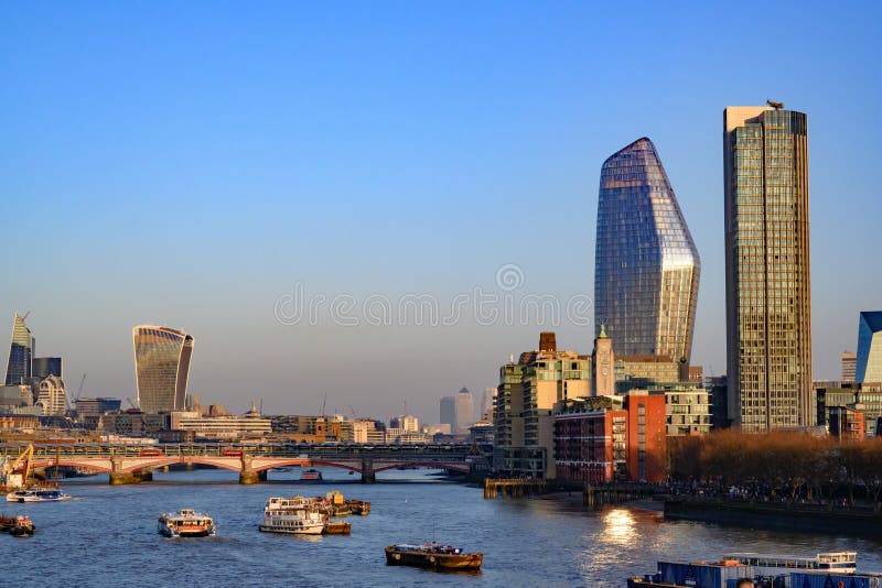Rivier Theems met Zuidenbank, Stad van Londen, Engeland, het Verenigd Koninkrijk stock fotografie Rivier Theems met Zuidenbank, Stad van Londen, Engeland, het Verenigd Koninkrijk stock fotografie
