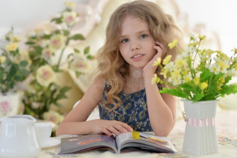 Rivista della lettura della bambina immagini stock