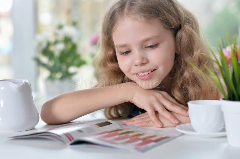Rivista della lettura della bambina immagine stock libera da diritti