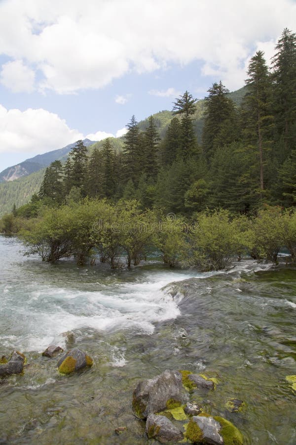 Rivière autour de montagne image libre de droits Rivière autour de montagne image libre de droits