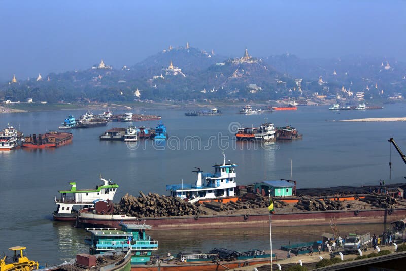 Rivière d'Irrawaddy et ville de Sagaing - Myanmar photo libre de droits Rivière d'Irrawaddy et ville de Sagaing - Myanmar photo libre de droits