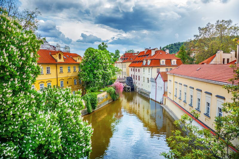 Rivière de Certovka à vieux Prague