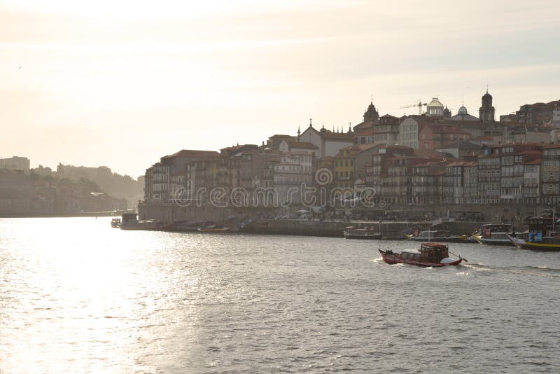 Rivière de Duoro à Porto, Portugal Quart de Ribeira au coucher du soleil image stock Rivière de Duoro à Porto, Portugal Quart de Ribeira au coucher du soleil image stock