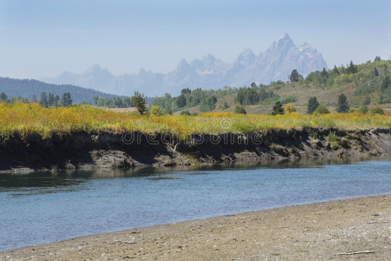 Rivière de fourchette de Buffalo avec des montagnes de Teton, Jackson Hole, Wyoming photo libre de droits Rivière de fourchette de Buffalo avec des montagnes de Teton, Jackson Hole, Wyoming photo libre de droits