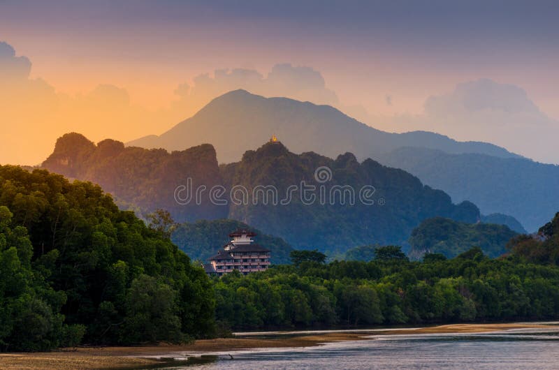 Rivière de lumière de rivière de montagne dans Krabi, nature de beauté de l'atmosphère de la Thaïlande Tiger Cave Temple image libre de droits Rivière de lumière de rivière de montagne dans Krabi, nature de beauté de l'atmosphère de la Thaïlande Tiger Cave Temple image libre de droits