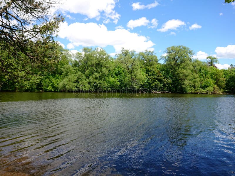 Rivi?re de ondulation Guelph, beaut? canadienne naturelle de ligne d'arbre et de vitesse de l'eau d'Ontario Canada Wellington Cou image libre de droits Rivi?re de ondulation Guelph, beaut? canadienne naturelle de ligne d'arbre et de vitesse de l'eau d'Ontario Canada Wellington Cou image libre de droits